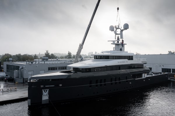 Feadship-Shinkai-mast