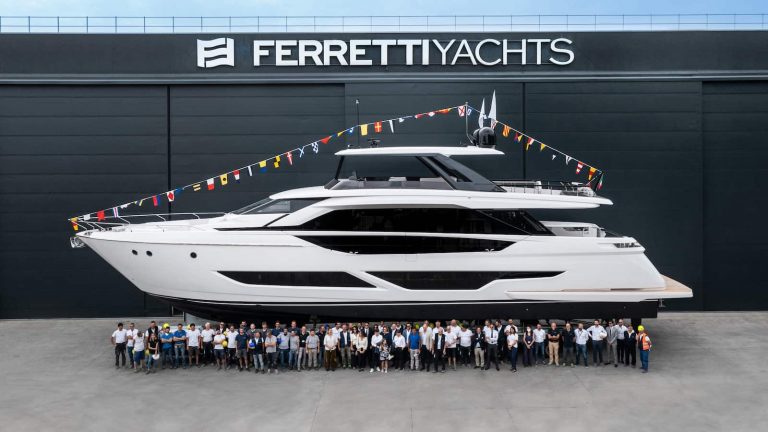 Ferretti Yachts 860
