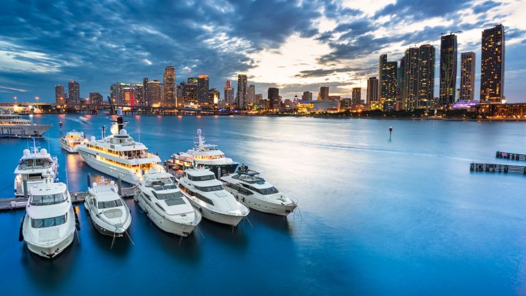 Navigazione nella baia di Biscayne-Miami