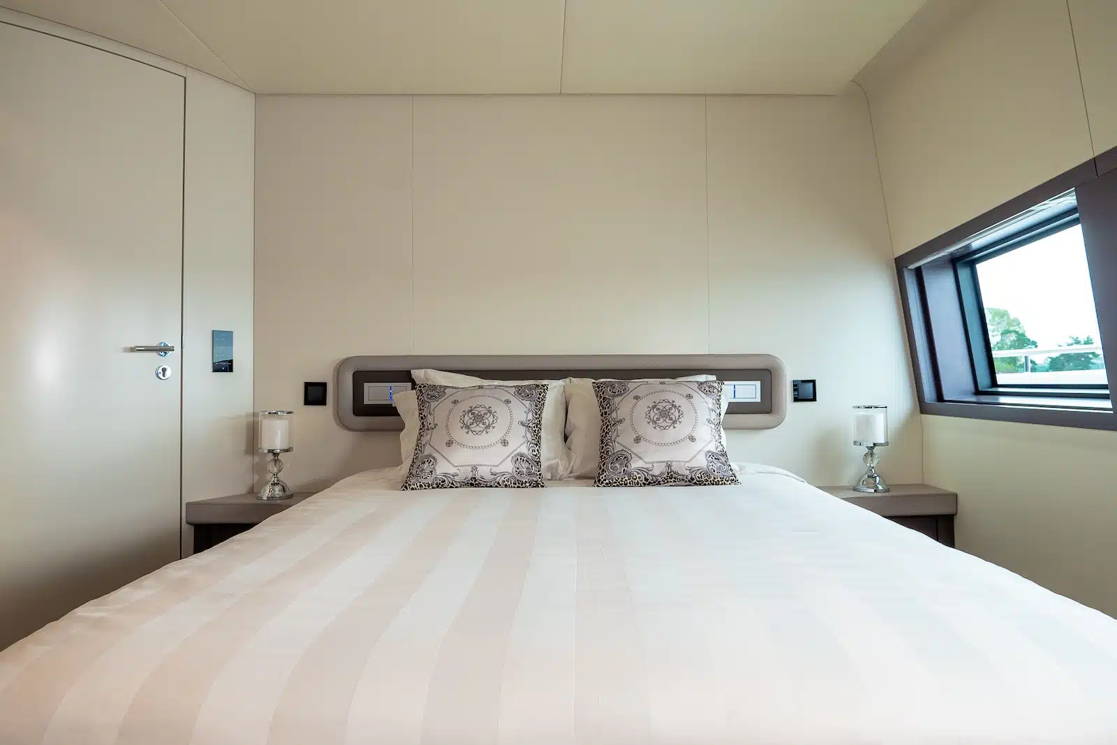 Royal Falcon One Vip Cabin