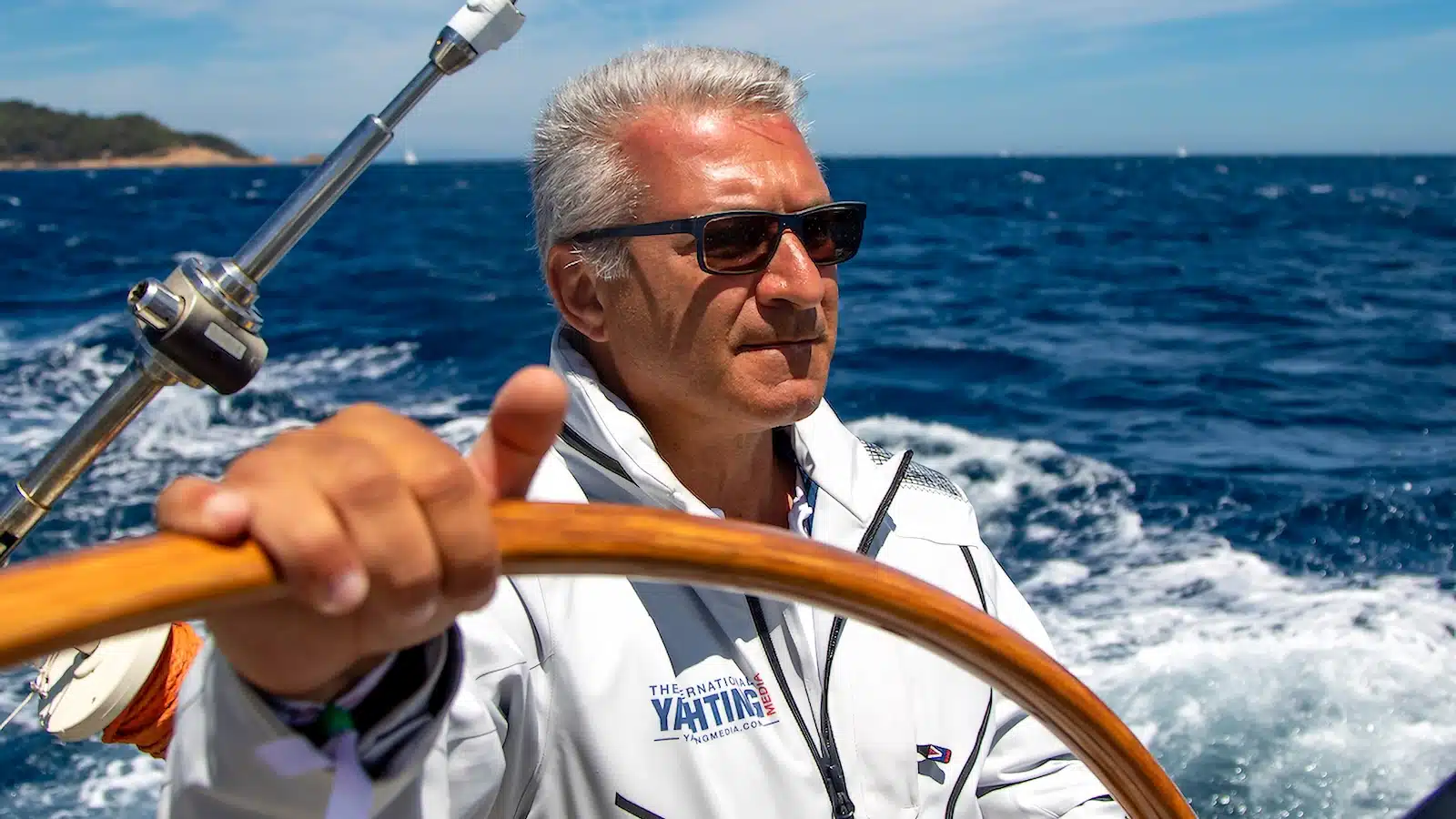 Luca D'Ambrosio, Gründer von The International Yachting Media, bei einer Regatta am Ruder